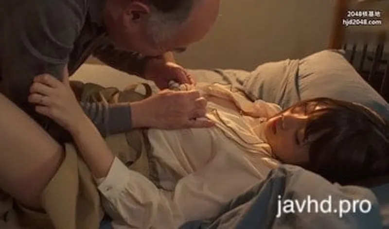 Chồng yêu đi vắng bà xã bị lão già nhà kề bên hiếp suzu harumiya